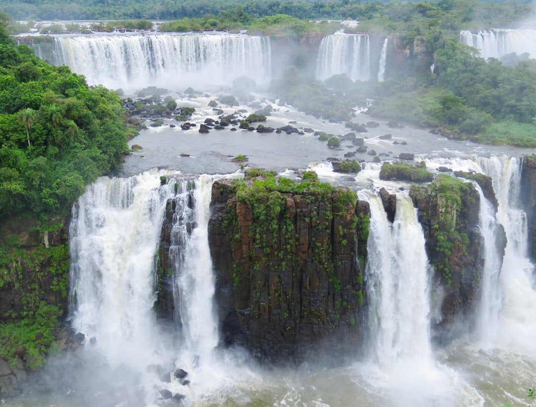 Powerful Iguazú waterfall vista