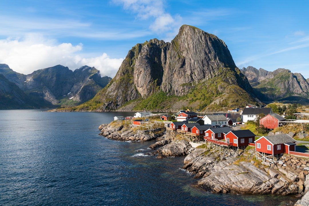 Reine Lofoten rorbuer under steep peaks