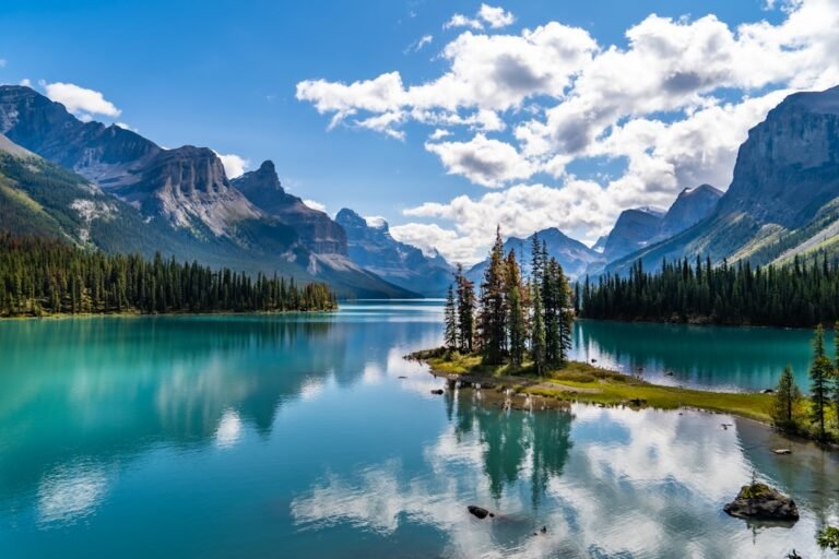 Alberta Unveiled: Rocky Mountains, Emerald Lakes and National Parks Guide