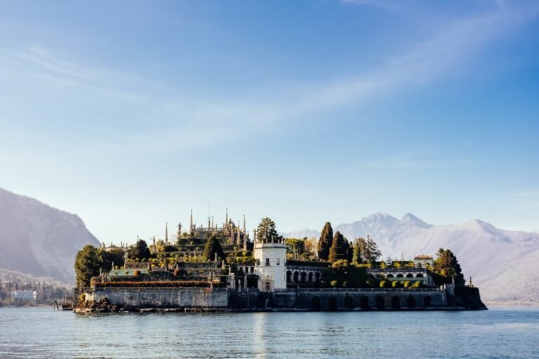 Lakeside Italy: Scenic Towns, Mountains and Lakeside Escapes